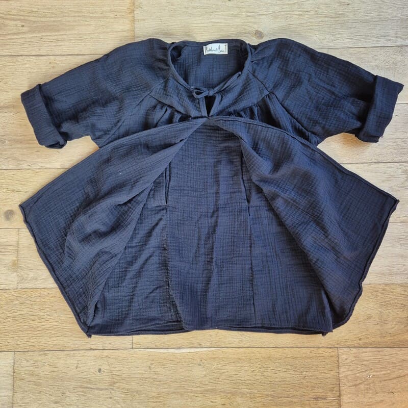 Blouse allaitement – gaze de coton noir uni – manches au coude – Image 2