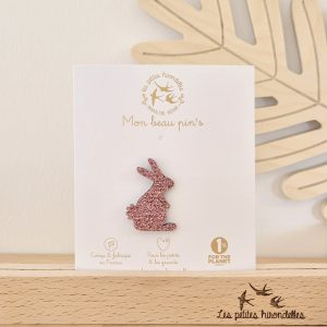 LES PETITES HIRONDELLES – Pin&rsquo;s lapin – Rose