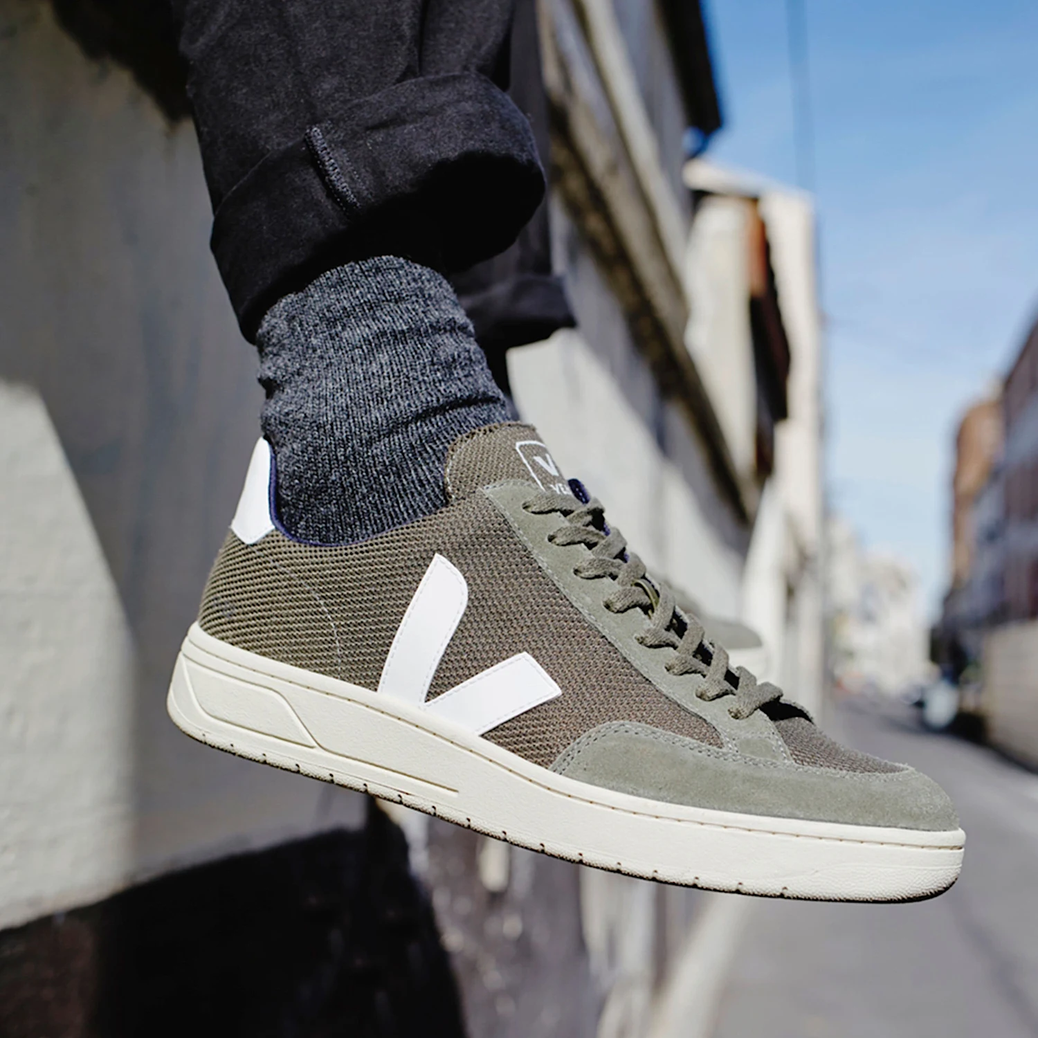 VEJA – Baskets V12 Mesh – Olive White – Image 4